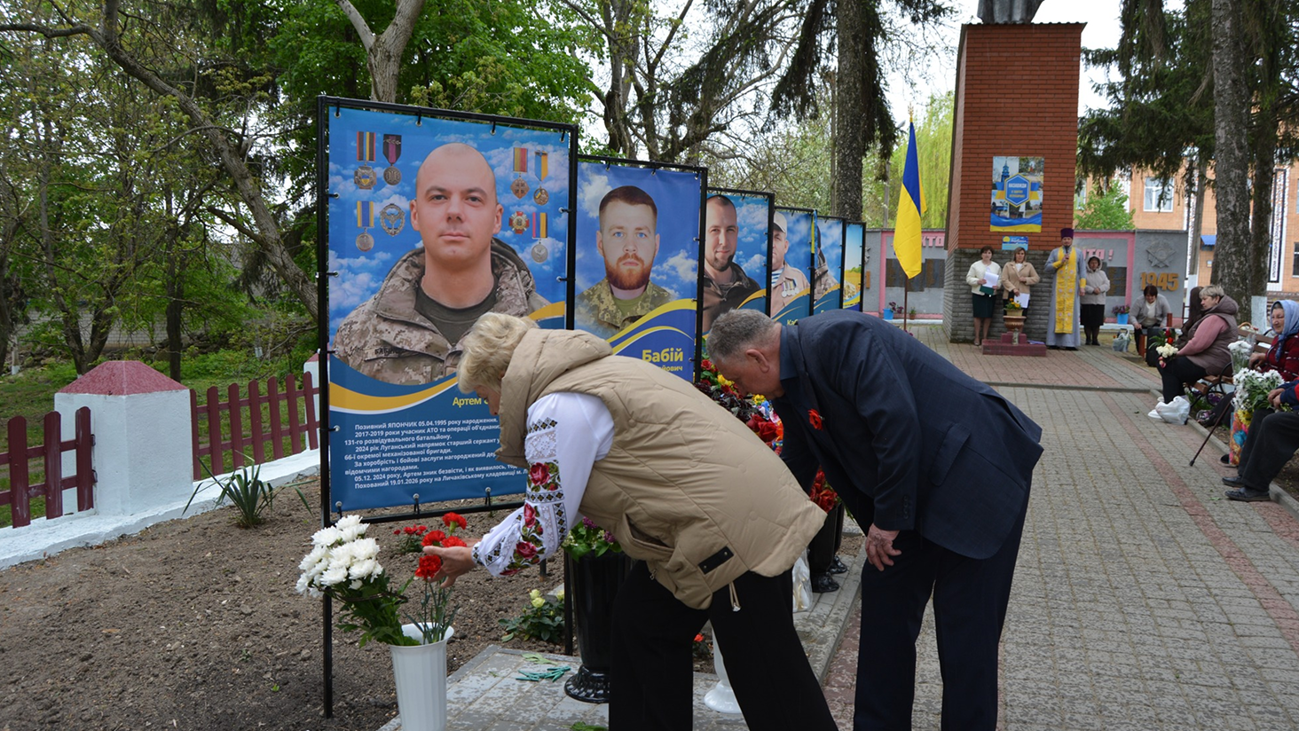 Фото до матеріалу: У Нетребівці вшанували Героя Артема Бабінського: відкрили пам'ятний знак на Алеї Слави