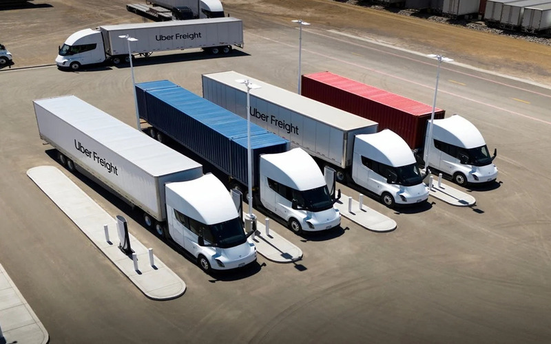 Фото до матеріалу: Tesla офіційно запустила серійне виробництво електровантажівки Semi
