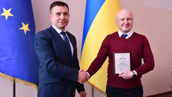 Фото до матеріалу: Юний майстер з Рогізок випалює сувеніри для ЗСУ та чекає на брата-захисника