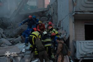 Фото до матеріалу: Пожежа в Тлумачі: вогнеборці зупинили загрозу для сусідніх будинків