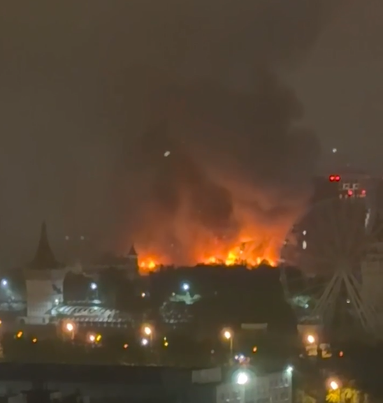 Фото до матеріалу: У Москві вибухнула пожежа в туристичному комплексі