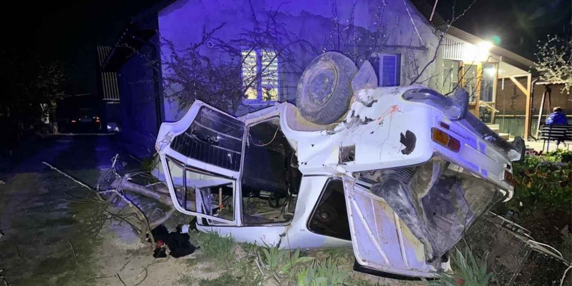Фото до матеріалу: Під Тивровом п'яний водій ВАЗ протаранив паркан: загинув пасажир