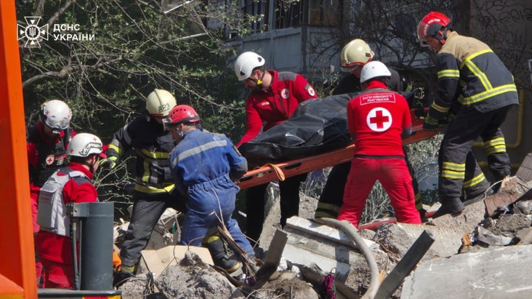 Фото до матеріалу: У Києві кількість жертв масованої атаки РФ зросла до трьох, постраждалих - до 40
