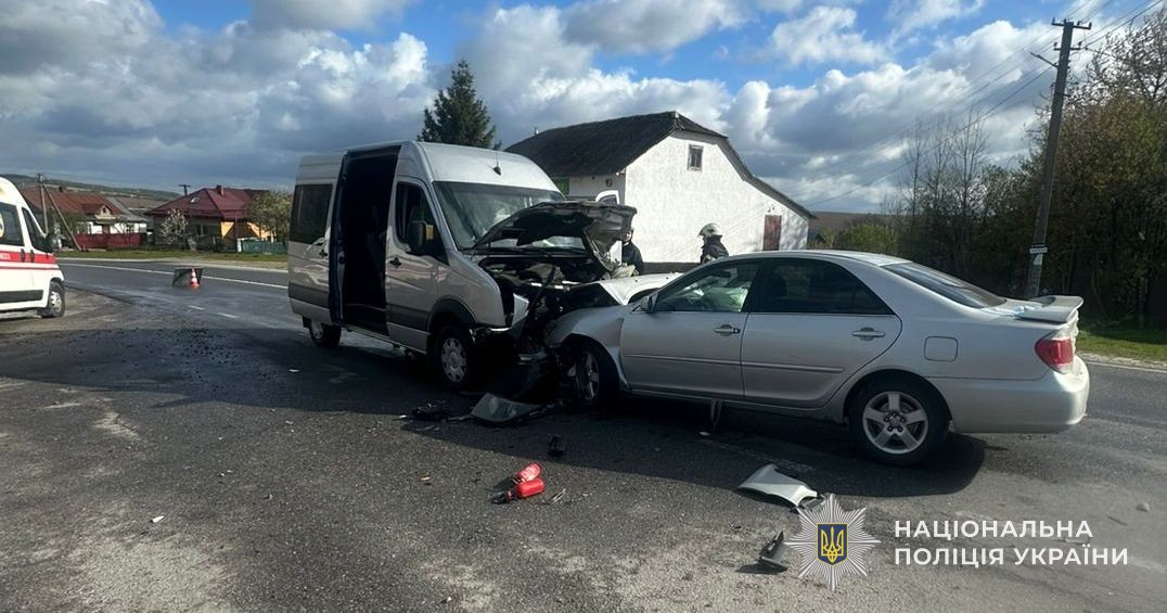 Фото до матеріалу: На Львівщині внаслідок ДТП на трасі потрапили до лікарні двоє водіїв та дві пасажирки