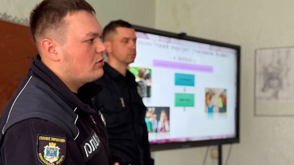 Фото до матеріалу: Поліція в Баштанському ліцеї роз'яснила, як боротися з булінгом та кібербулінгом