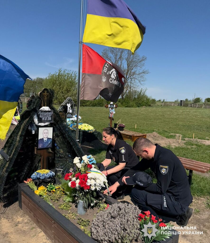Фото до матеріалу: Річниця загибелі Героя: у Чуднові вшанували пам’ять лейтенанта поліції Олександра Галанзовського. ФОТО