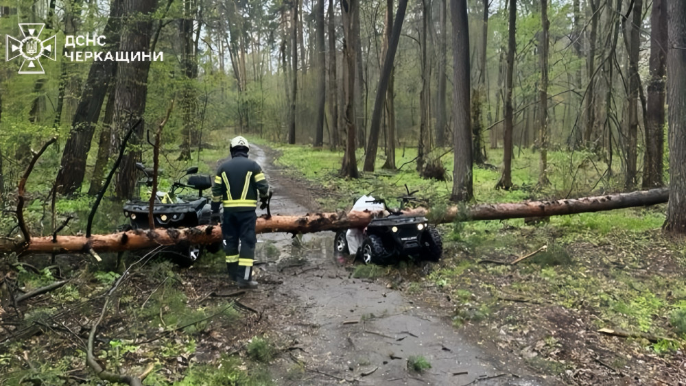 Фото до матеріалу: У 13 областях через шторм загинули двоє людей. Наслідки негоди