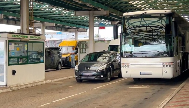 Фото до матеріалу: З 12 травня на кордоні «єЧерга» автоматично перевірятиме «Зелену картку»
