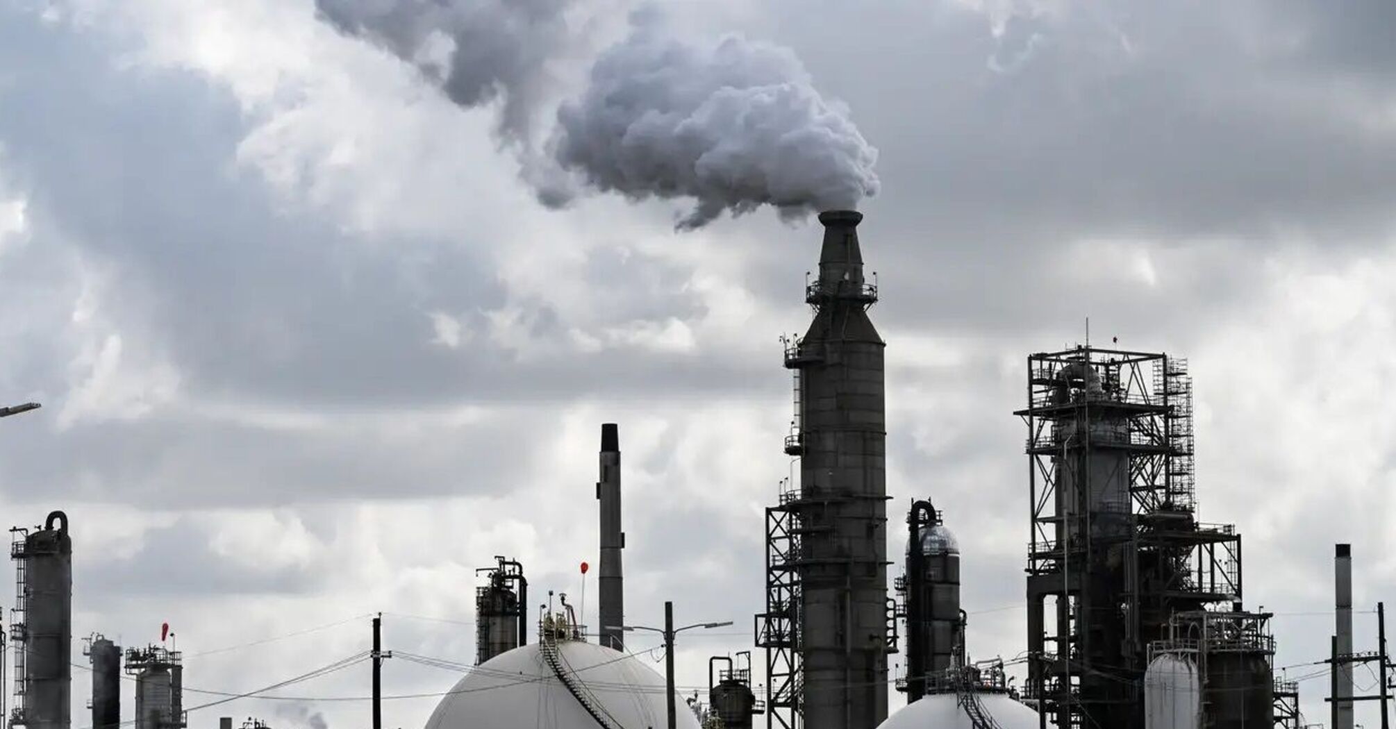 Фото до матеріалу: Запаси нафти у світі скоротилися на 200 млн барелів: трейдери попереджають про стрибок цін