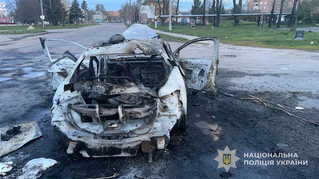 Фото до матеріалу: Дрон влучив у авто поліції у Білопільській громаді: двоє поранених, один у критичному стані