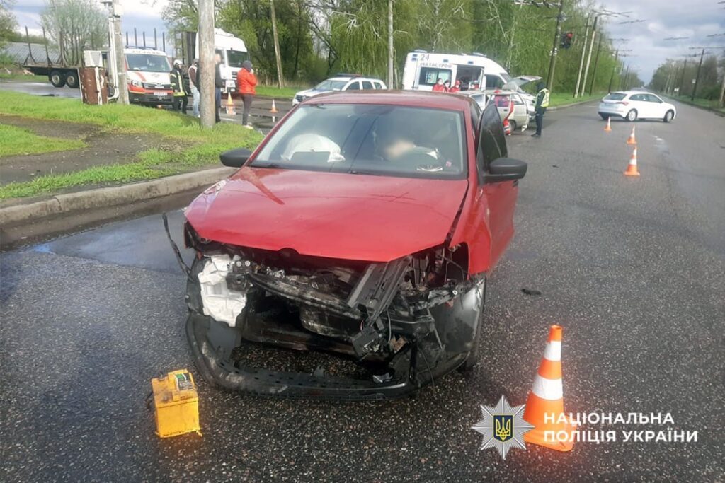 Фото до матеріалу: ДТП на проспекті Хіміків: двоє людей потрапили до лікарні після зіткнення Volkswagen та ВАЗ