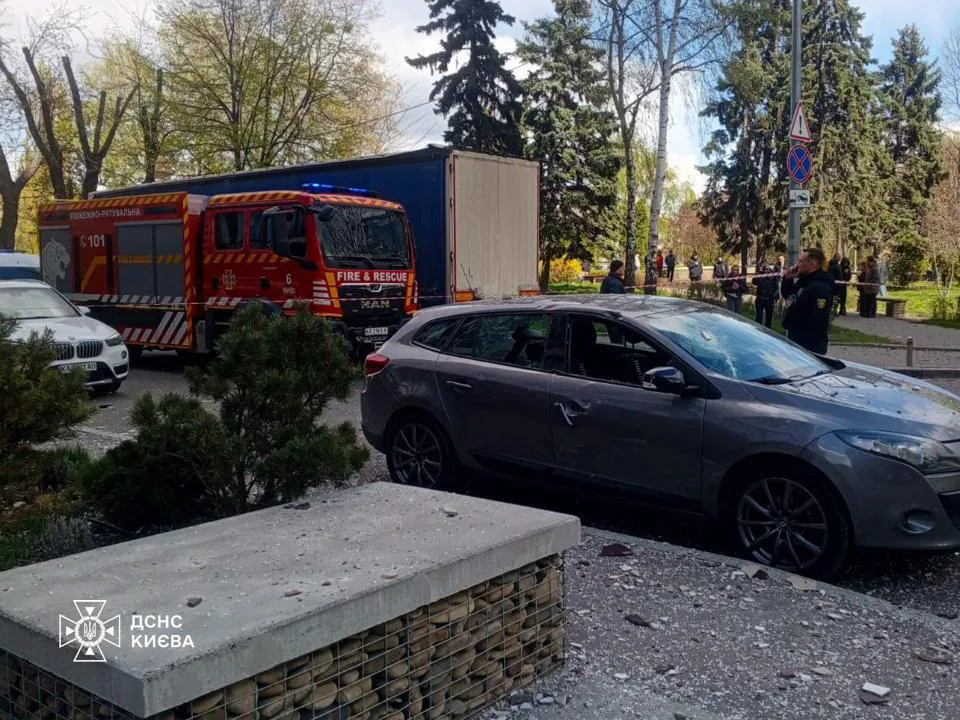 Фото до матеріалу: Атака дронів на Київ призвела до ДТП та пожежі на недобудові: є постраждалий