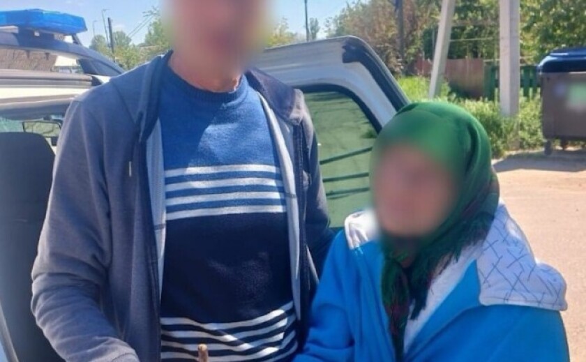 Фото до матеріалу: Поліцейські Нікополя врятували 88-річну жінку, яка заблукала на небезпечній вулиці