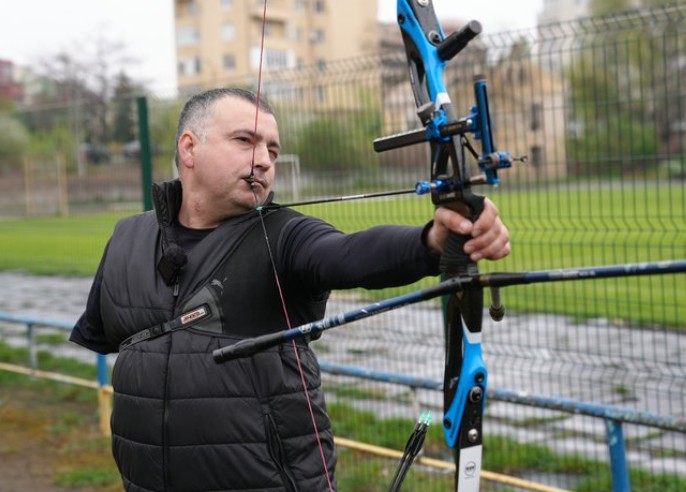 Фото до матеріалу: Ветеран з Коломийщини Михайло Андрушко: після втрати руки повернувся до стрільби з лука та став інструктором