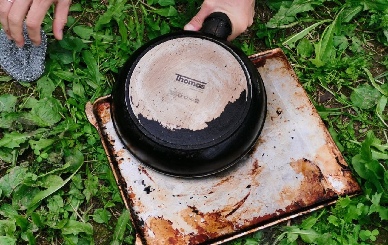 Фото до матеріалу: Сковорідка з вічним нагаром очистилася за 30 хвилин: перевірений лайфхак без хімії