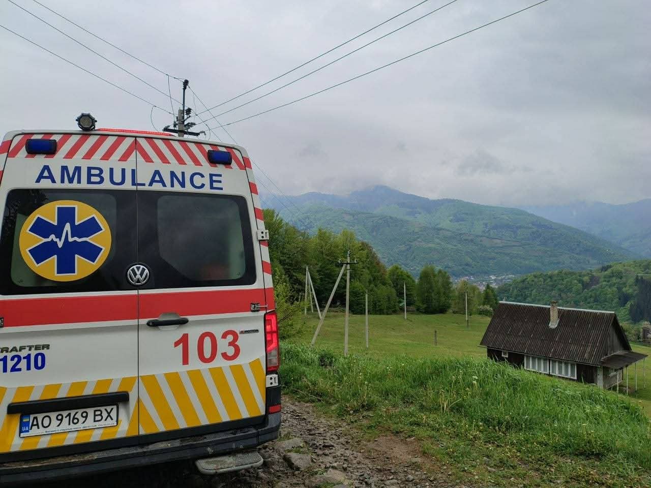 Фото до матеріалу: Медики пішли пішки крізь ліс, щоб врятувати туристку в Рахівщині