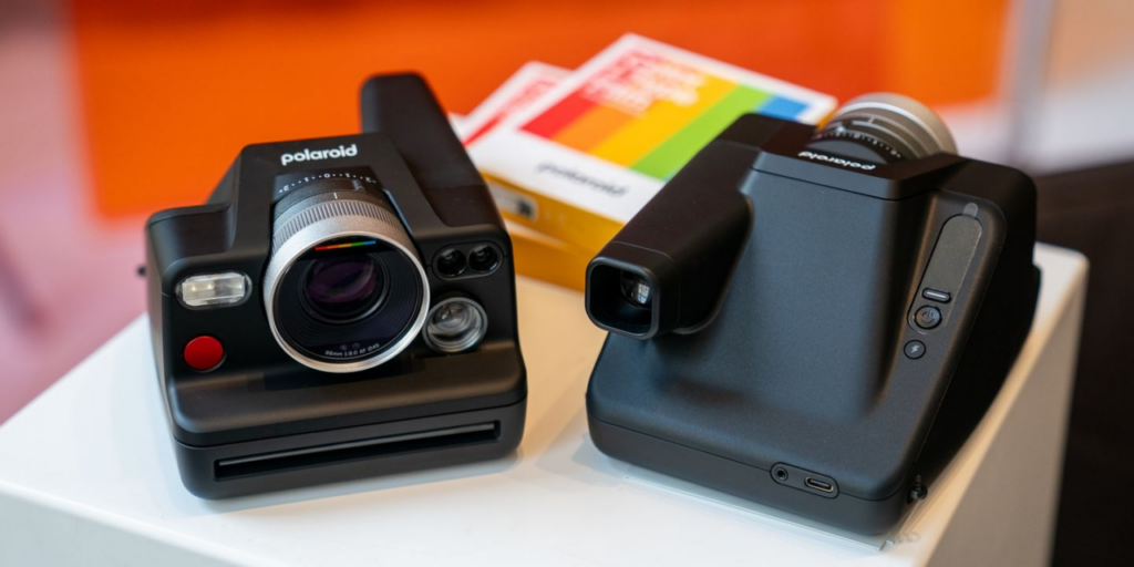 Фото до матеріалу: Polaroid випустила принтер, який одразу стає фоторамкою