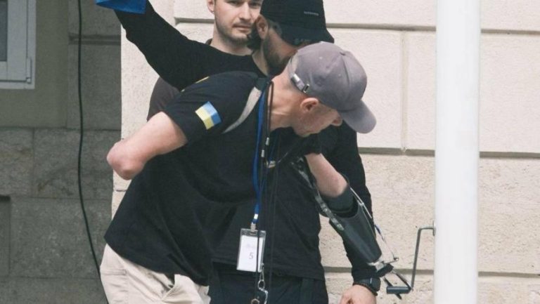 Фото до матеріалу: У Львові поблизу зупинки пролунало шість пострілів — свідки повідомляють, оновлено