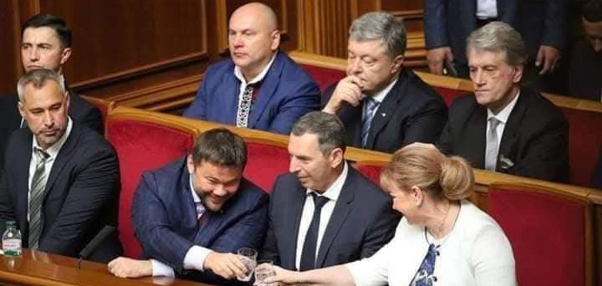 Фото до матеріалу: Ілюстрація 2019 року: Ющенко і Порошенко спостерігають за новими викликами