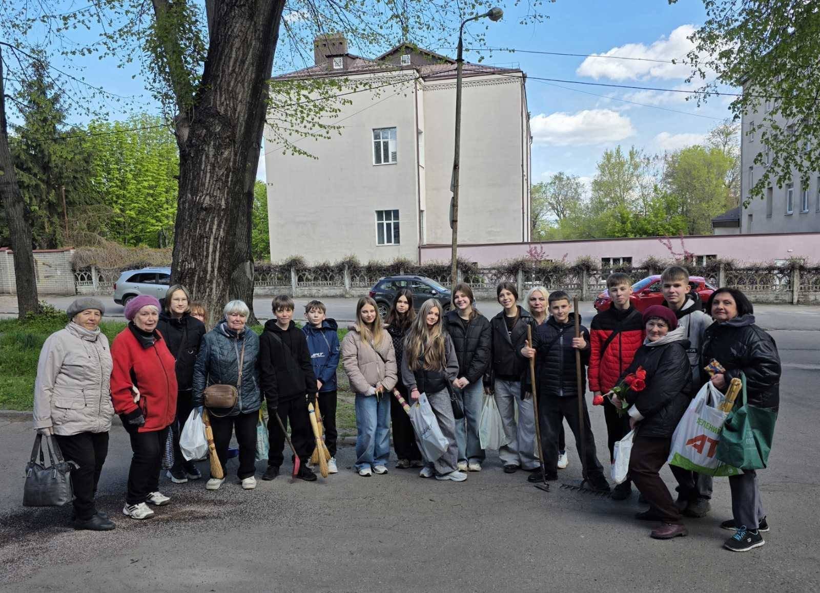 Фото до матеріалу: Кам'янські семикласники прибрали пам'ятники Другої світової війни