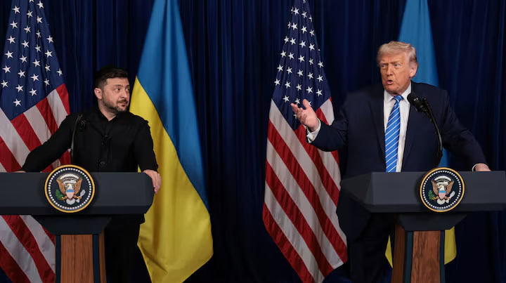 Фото до матеріалу: У 35 книгарнях України з'явилися полиці з книжками від військових «Азову»
