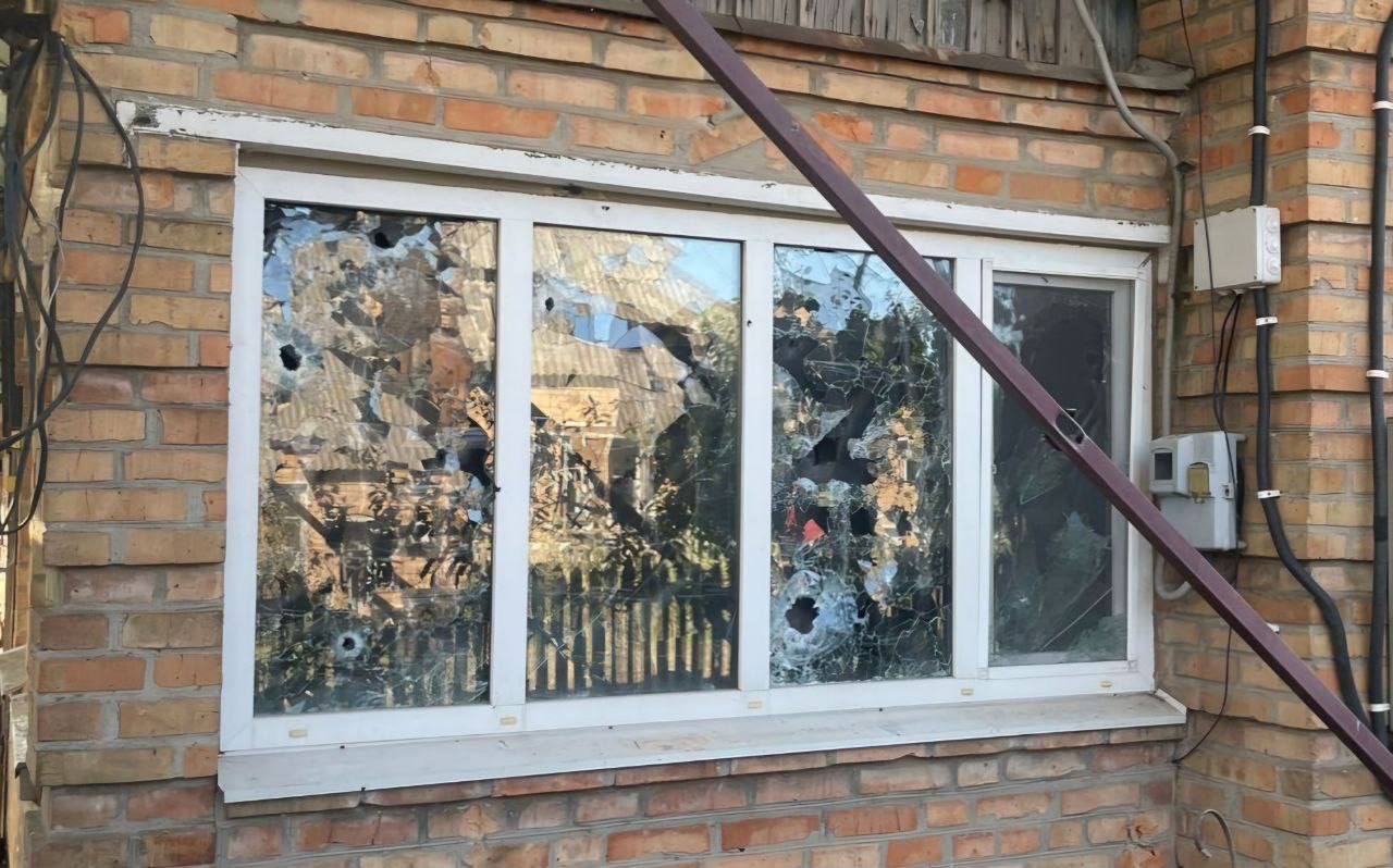 Фото до матеріалу: Нікопольщина зазнала майже 20 атак: пошкоджено будинки та інфраструктуру