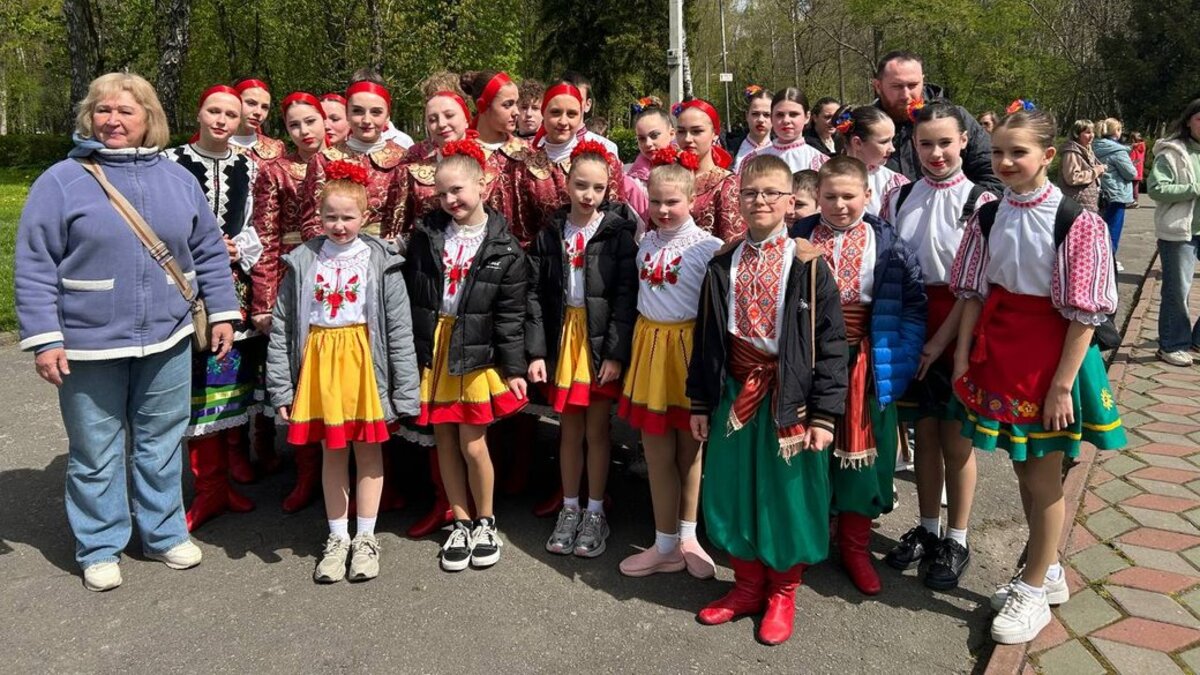 Фото до матеріалу: У Хмельницькому встановили рекорд: 888 танцівників одночасно виконали подільський «Краков'як»