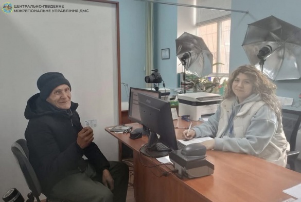 Фото до матеріалу: У Жашкові 64-річний чоловік отримав паспорт після 30 років без документів
