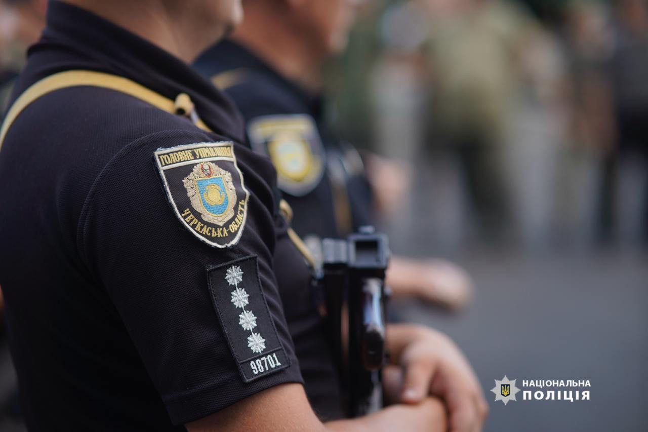 Фото до матеріалу: Поліцейські врятували автомобіль від займання на вулиці Смаглія