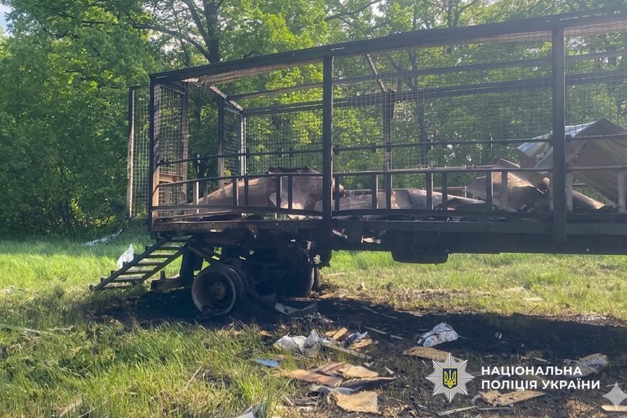 Фото до матеріалу: Полиція та рятувальники обстежують наслідки обстрілу Черкащини