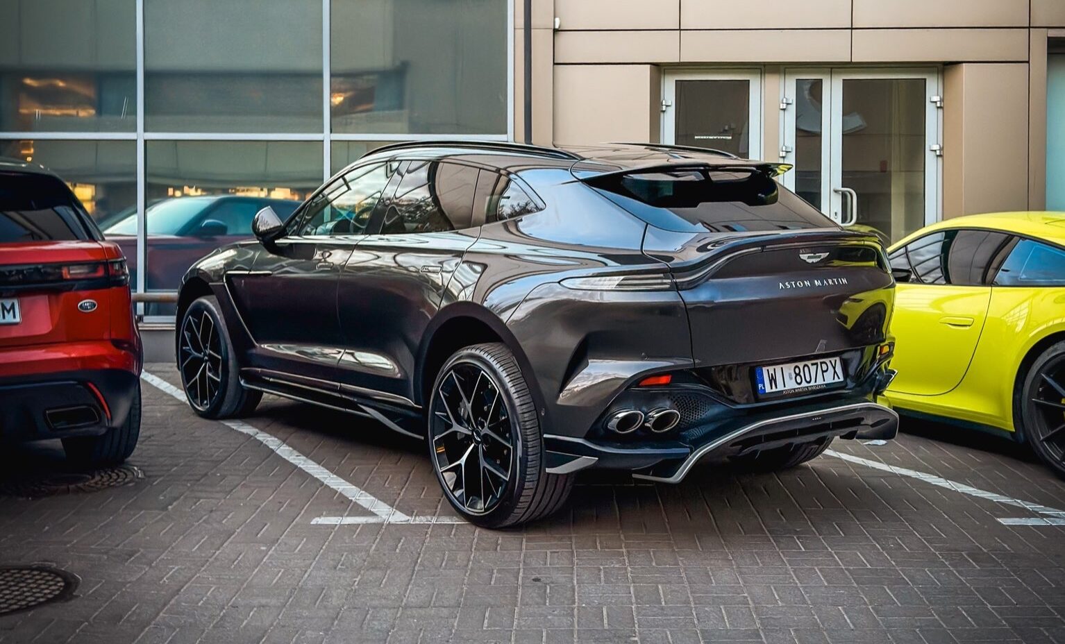 Фото до матеріалу: У Києві з'явився ексклюзивний Aston Martin DBX707