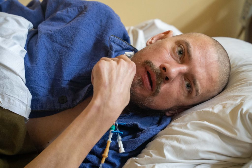 Фото до матеріалу: Бійця з обмороженням, який 53 дні чекав на евакуацію, доставили до Харківського військового шпиталю