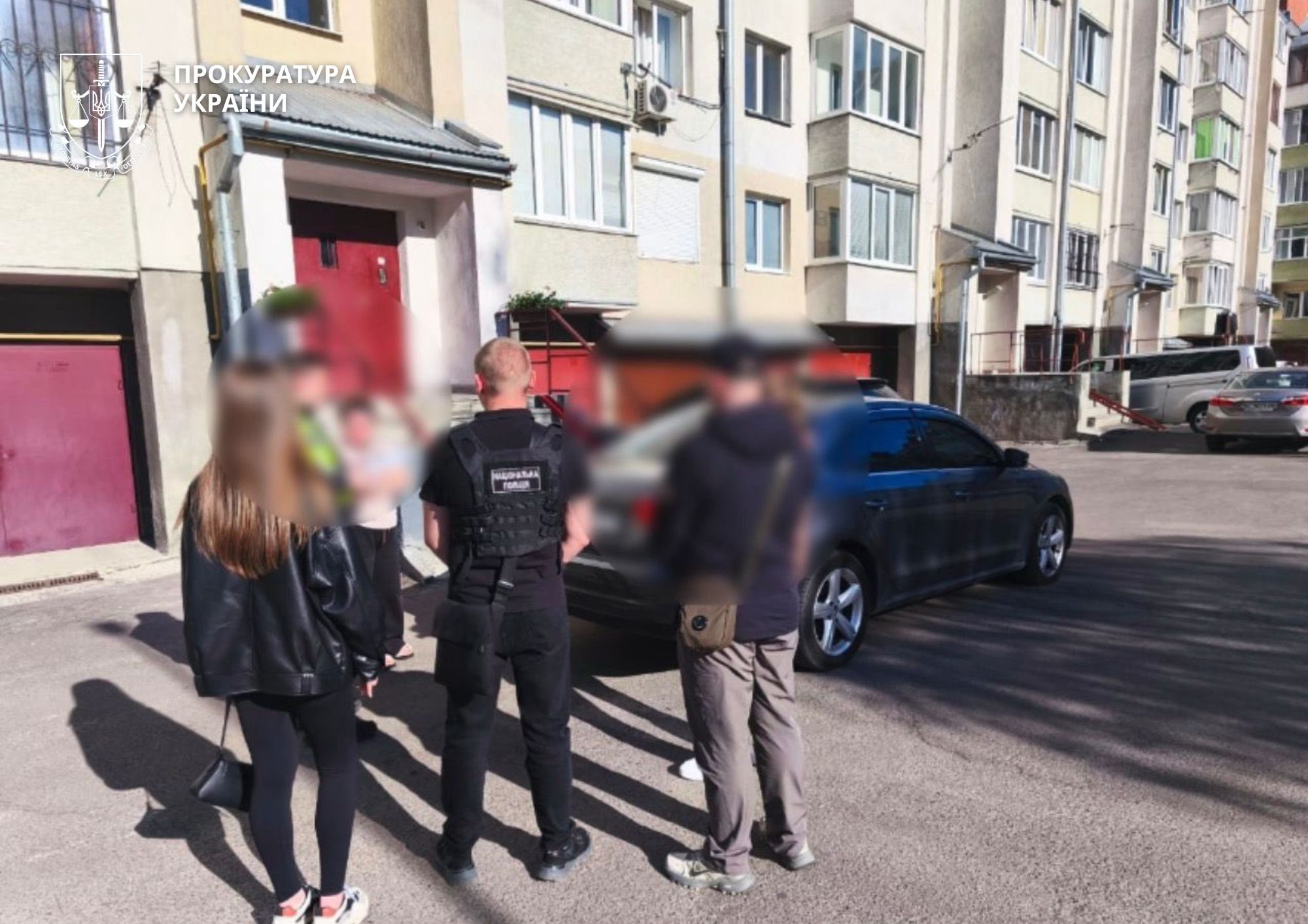 Фото до матеріалу: Ретро-автомобілі зібралися на Площі Ринок: в Івано-Франківську пройшла благодійна виставка до Дня міста