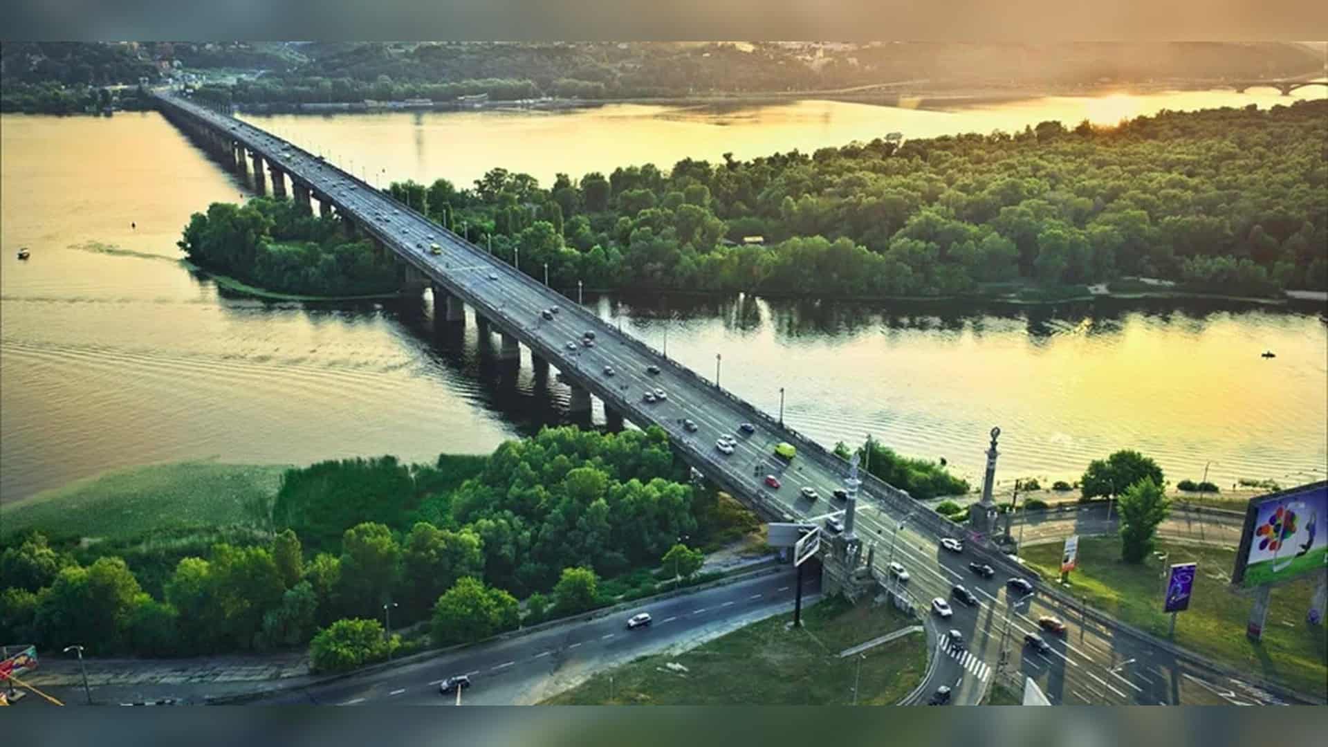 Фото до матеріалу: На мосту Патона перекриють першу смугу через дефект шва
