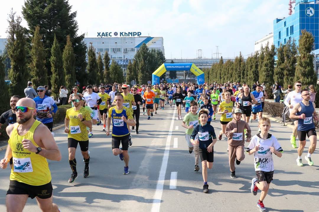 Фото до матеріалу: 300 бігунів зібрали 183 тисячі гривень на Хмельницькій АЕС для ЗСУ