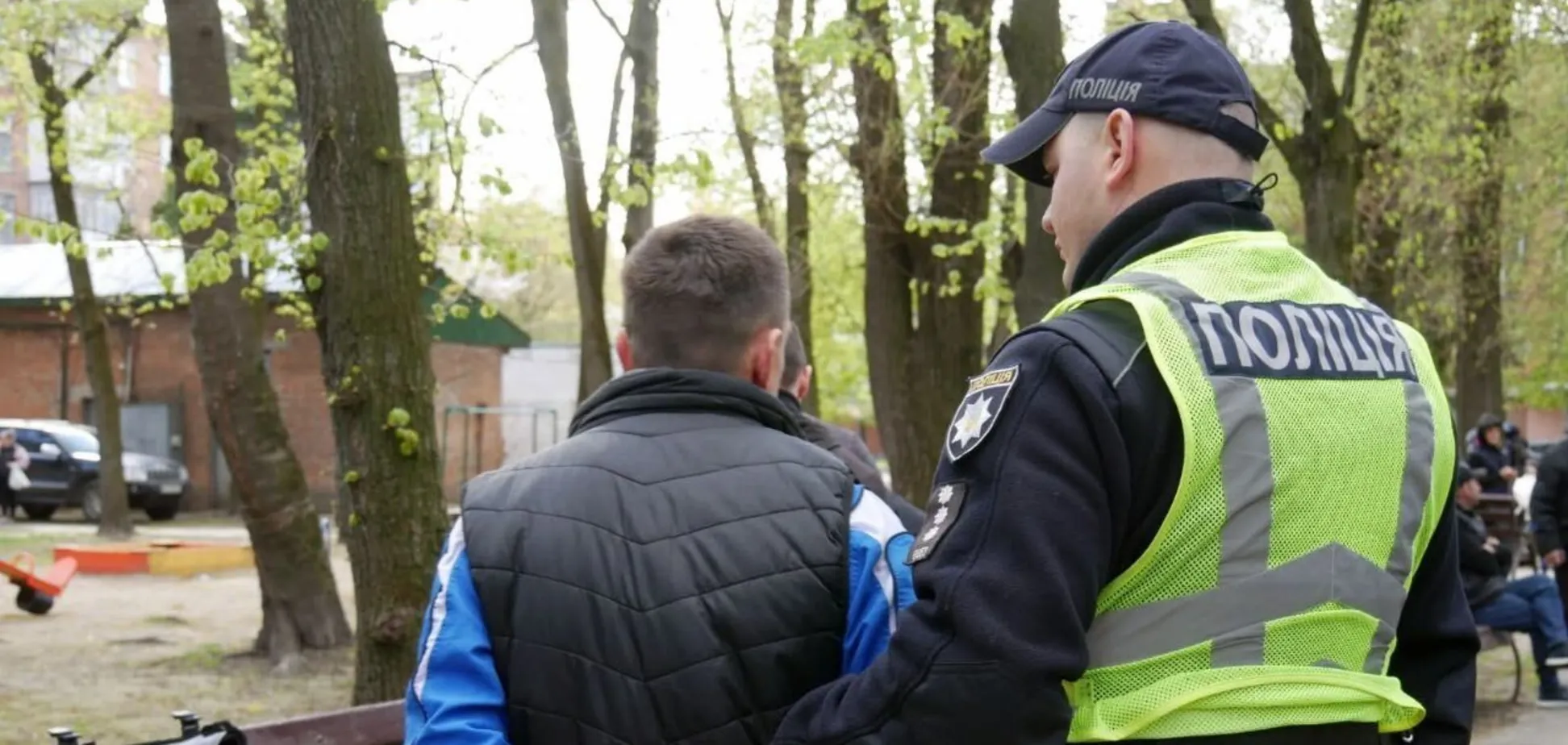 Фото до матеріалу: У Хмельницькому військовослужбовець влаштував стрілянину у дворі будинку, його затримали