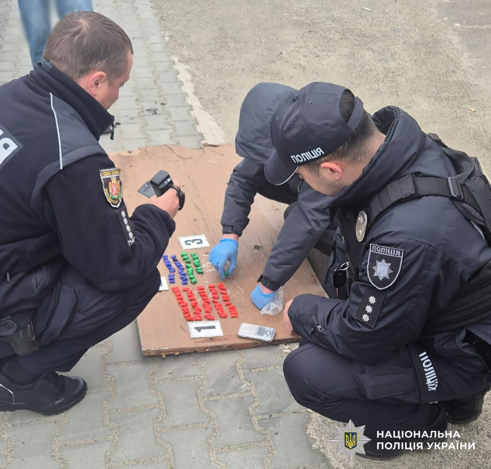 Фото до матеріалу: У Радомишлі затримали жінку, яка замовила 170 пакунків із наркотиками для продажу