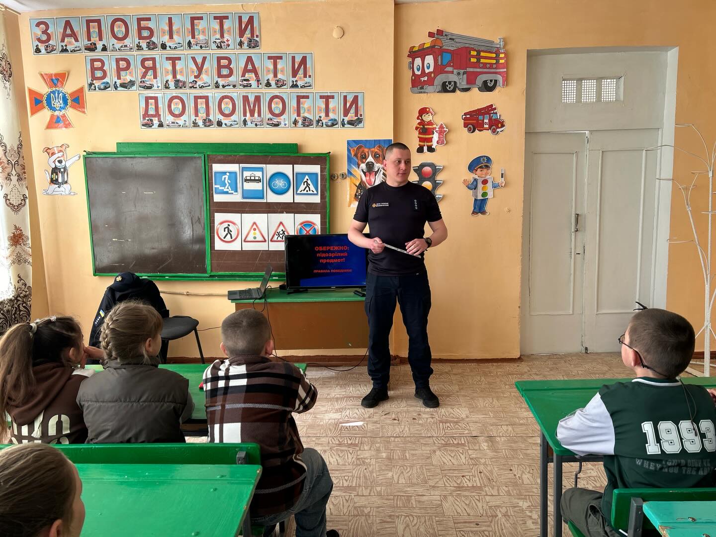 Фото до матеріалу: Учні Вікторівської гімназії навчилися розпізнавати загрози на базі Класу безпеки
