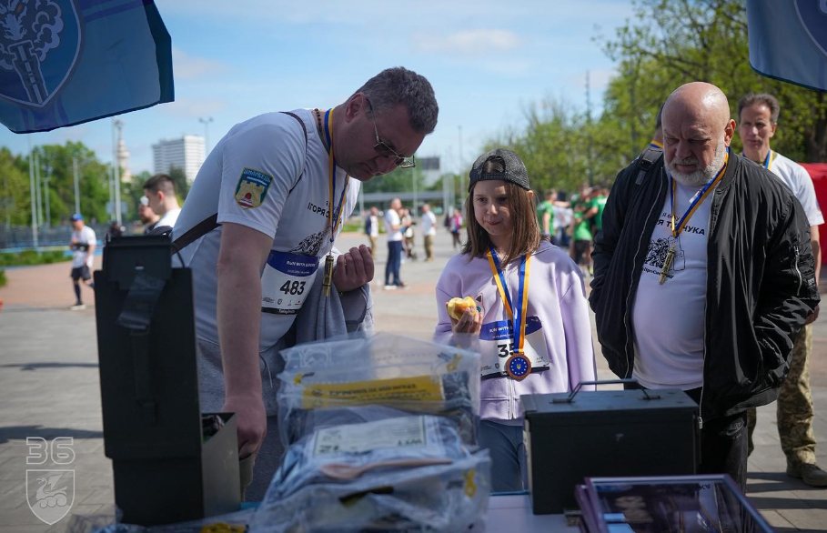 Фото до матеріалу: Бігуни з Європи підтримали миколаївських морпіхів