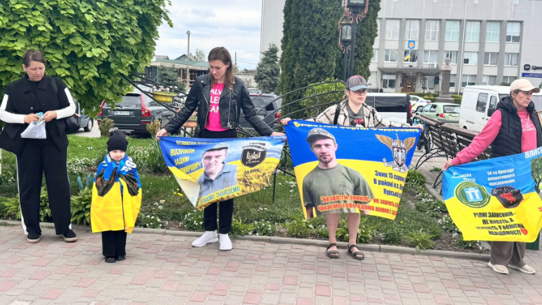 Фото до матеріалу: У Корці відбулася мирна акція на підтримку безвісти зниклих та полонених