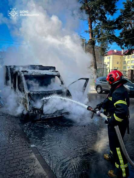 Фото до матеріалу: Біля Львова згоріло інкасаторське авто: з'явилися нові фото