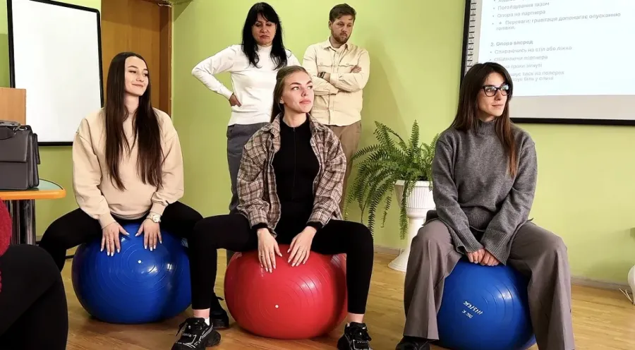 Фото до матеріалу: У Калуші стартувала Школа батьківства: майбутні мами та татусі отримали практичні поради