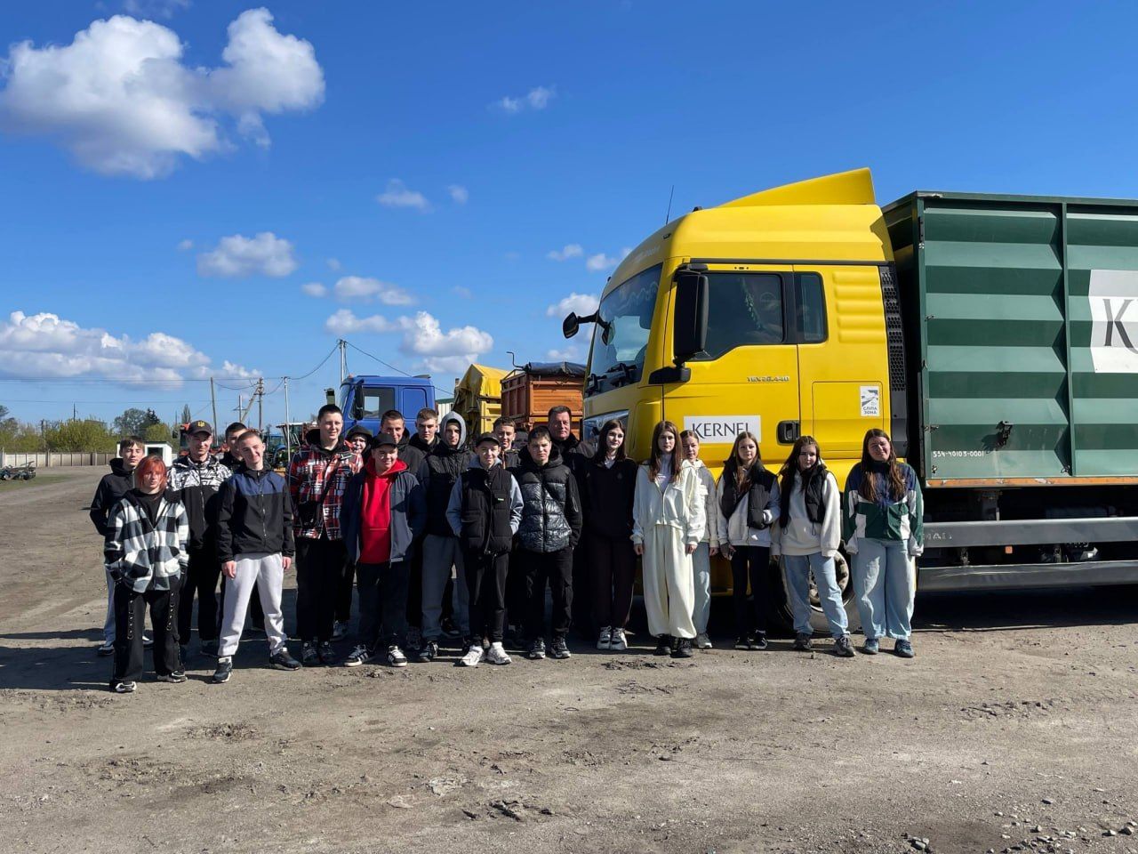 Фото до матеріалу: Демидівські школярі відвідали сучасне агропідприємство Kernel