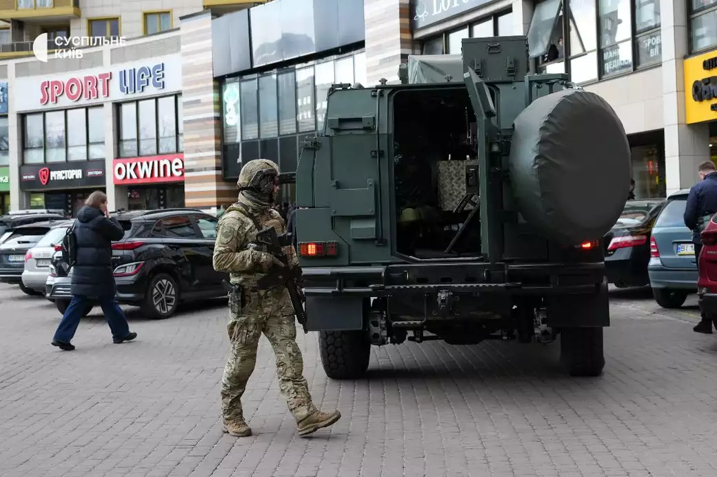 Фото до матеріалу: Стрілець у Києві отримав дозвіл на зброю як журналіст — Генпрокурор