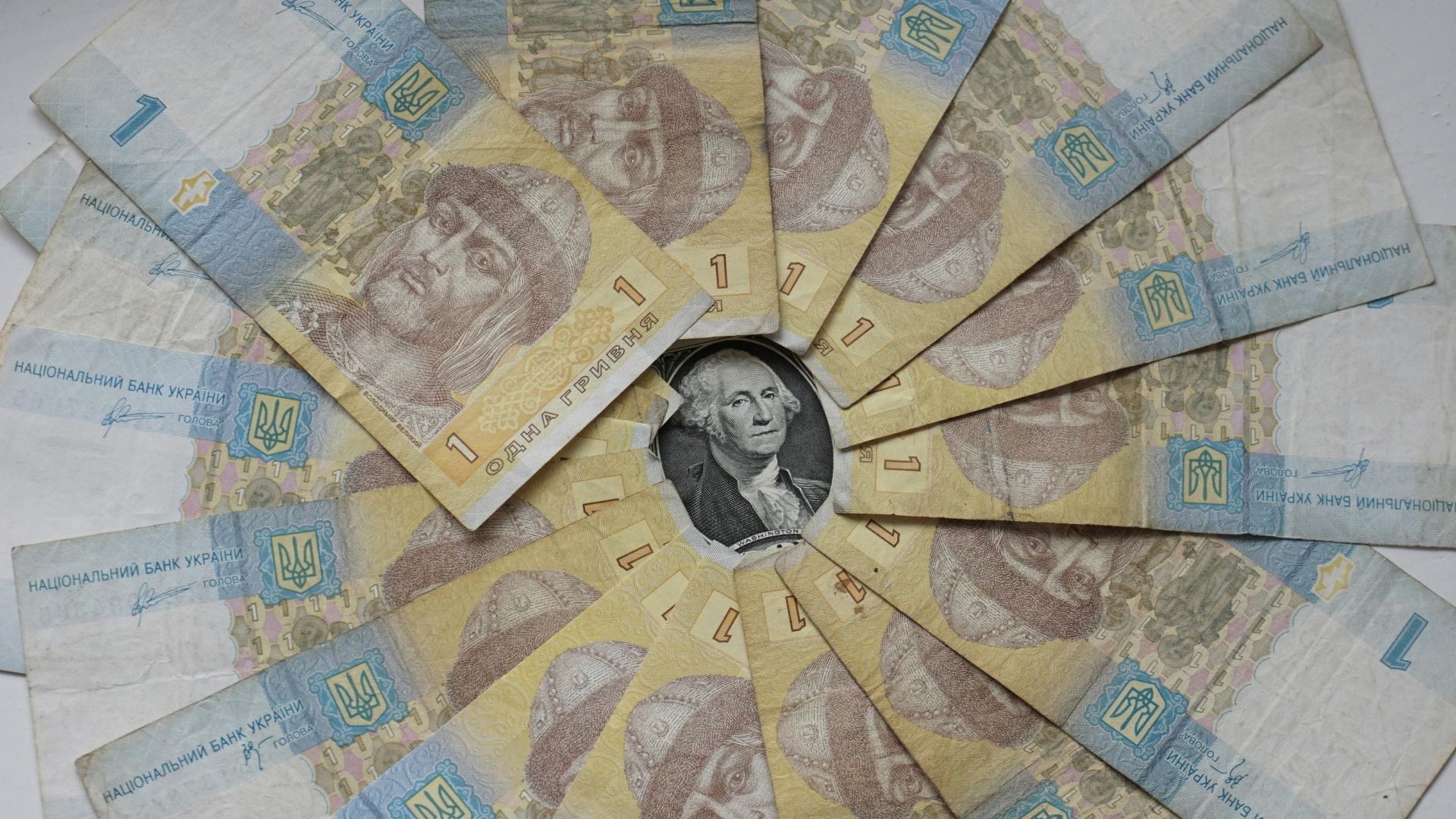 Фото до матеріалу: Курс валют на 1 травня 2026: долар подешевшав, євро також втратило вартість