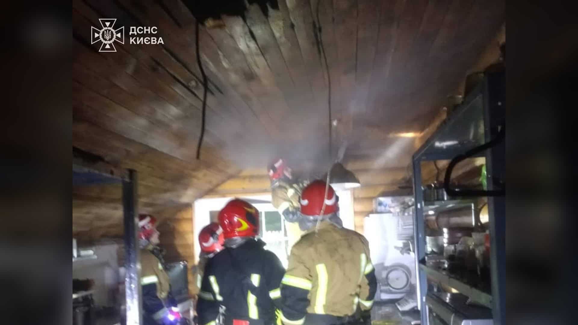 Фото до матеріалу: Пожежа у ресторані Голосіївського: рятувальники врятували всіх без жертв