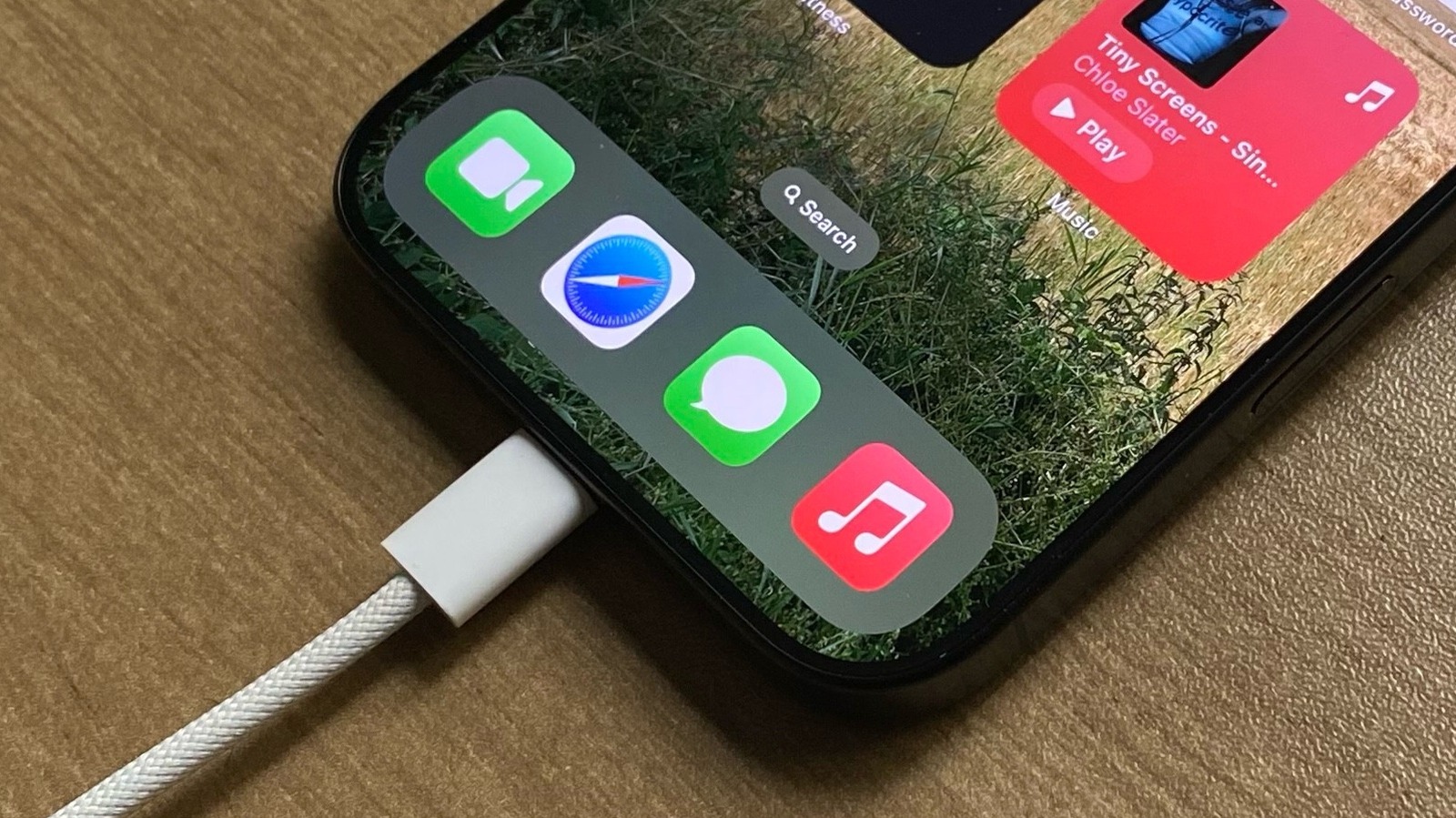 Фото до матеріалу: Чи безпечно заряджати iPhone потужним блоком на 100 Вт: розвінчуємо міфи