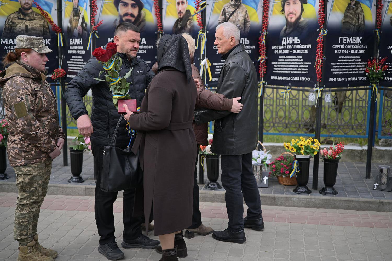 Фото до матеріалу: Вшанування героїв: у Камені-Каширському нагородили ветеранів та вручили орден полеглому захиснику