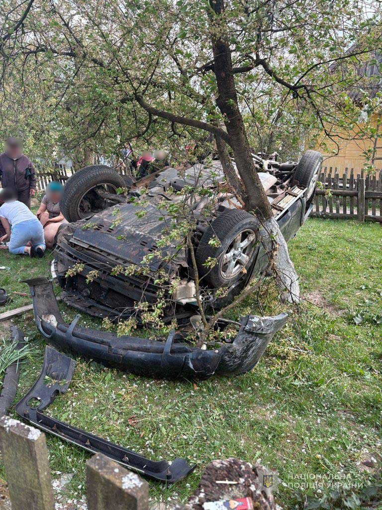 Фото до матеріалу: У селі Тоболи п'яний водій Toyota перекинув авто: 18-річний пасажир – у реанімації