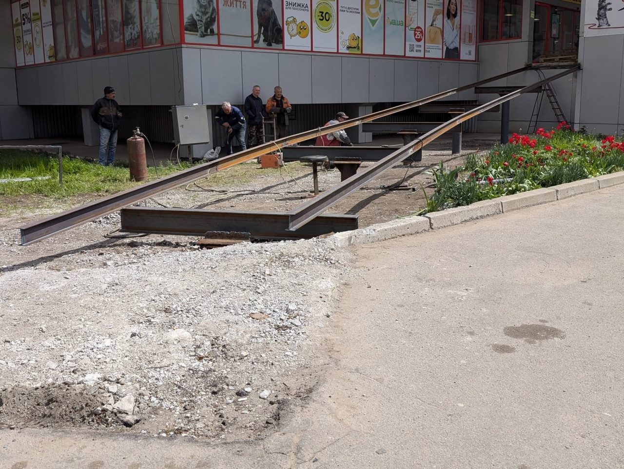 Фото до матеріалу: У Кривому Розі розкритикували облаштування пандуса в ТЦ біля зупинки «Універмаг» (фото)